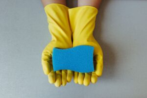Pracownik hurtowni środków czystości przygotowuje zamówienie chemii profesjonalnej na paletach w magazynie